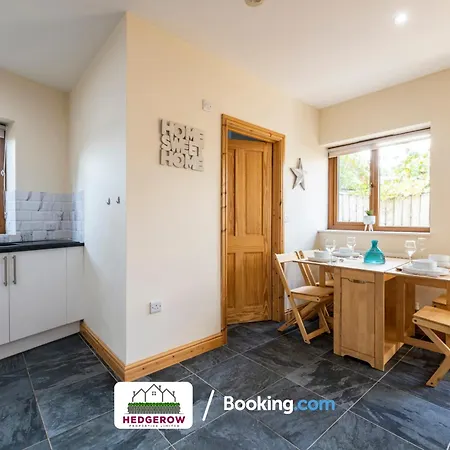 Hedgerow Haven: Spacious 2-bedroom Retreat Holiday home Truro