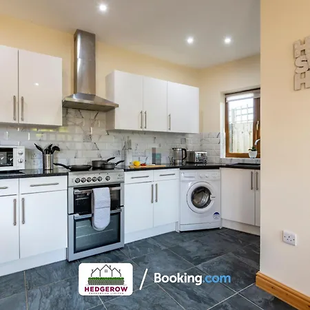 Hedgerow Haven: Spacious 2-bedroom Retreat