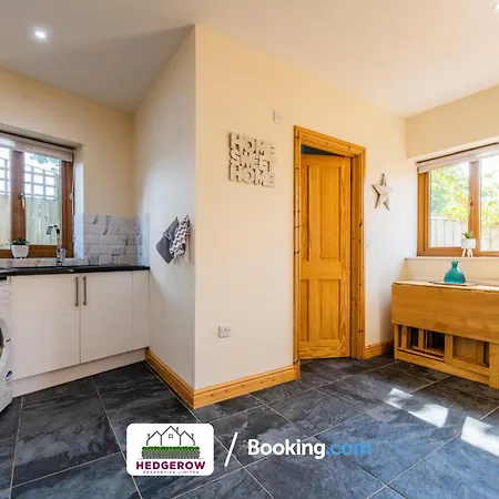 Hedgerow Haven: Spacious 2-bedroom Retreat Holiday home Truro