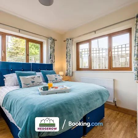 Hedgerow Haven: Spacious 2-bedroom Retreat Holiday home *