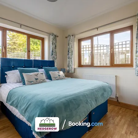 Hedgerow Haven: Spacious 2-bedroom Retreat *