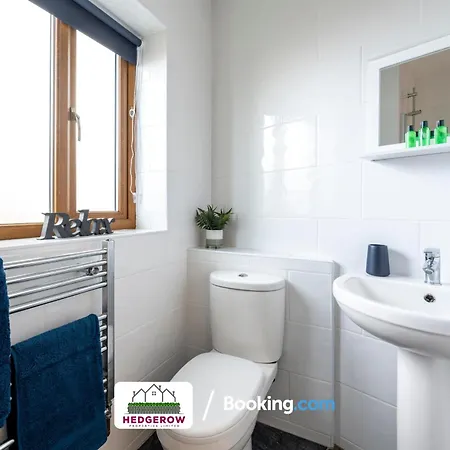 Hedgerow Haven: Spacious 2-bedroom Retreat Truro
