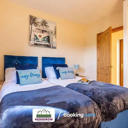 Hedgerow Haven: Spacious 2-bedroom Retreat