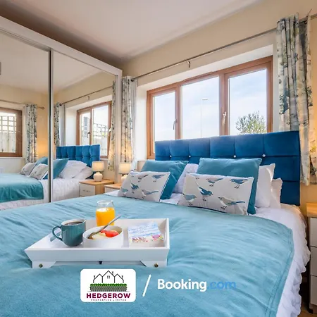 Hedgerow Haven: Spacious 2-bedroom Retreat * Truro