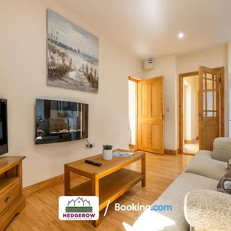 Hedgerow Haven: Spacious 2-bedroom Retreat Holiday home