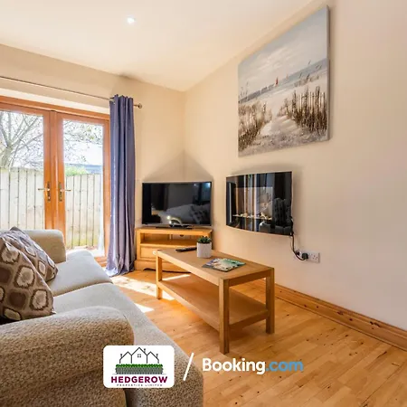 Hedgerow Haven: Spacious 2-bedroom Retreat *