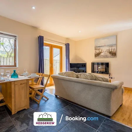 Hedgerow Haven: Spacious 2-bedroom Retreat