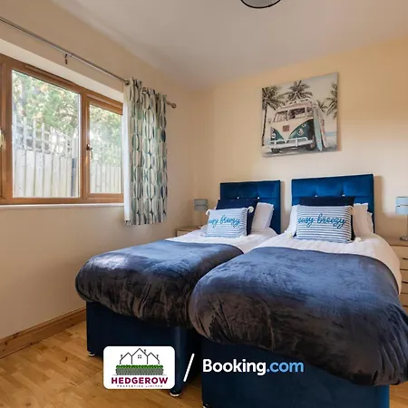 Hedgerow Haven: Spacious 2-bedroom Retreat *