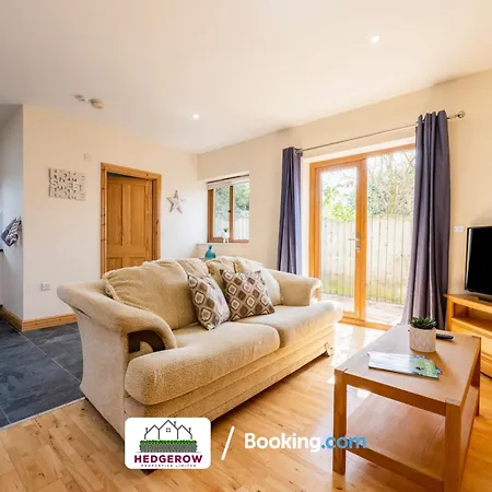Hedgerow Haven: Spacious 2-bedroom Retreat Truro