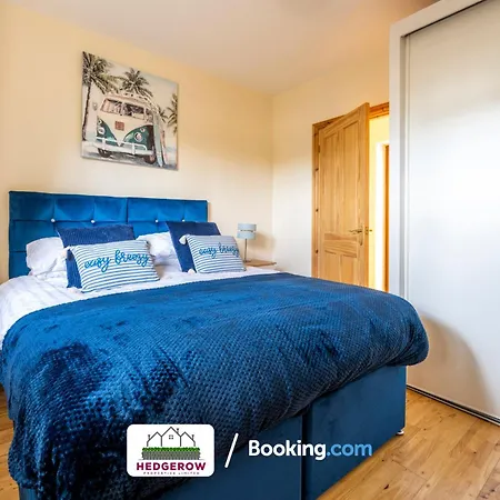 Hedgerow Haven: Spacious 2-bedroom Retreat *