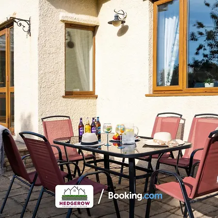 Holiday home Hedgerow Haven: Spacious 2-bedroom Retreat Truro