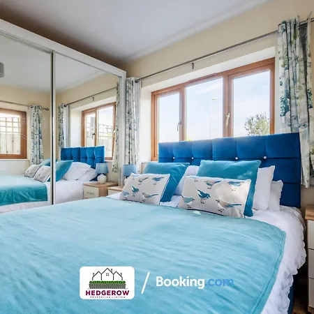 Hedgerow Haven: Spacious 2-bedroom Retreat Holiday home Truro
