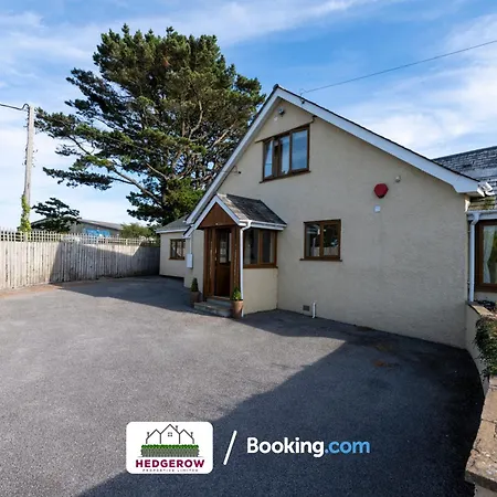 Hedgerow Haven: Spacious 2-bedroom Retreat *