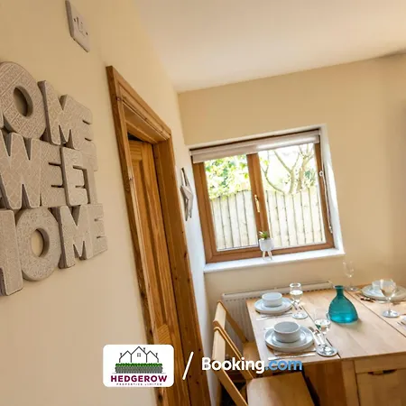 Hedgerow Haven: Spacious 2-bedroom Retreat *