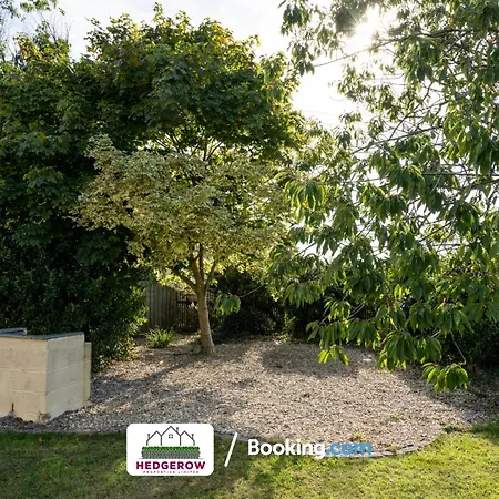 Hedgerow Haven: Spacious 2-bedroom Retreat Truro