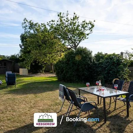 Hedgerow Haven: Spacious 2-bedroom Retreat