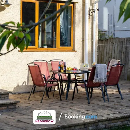 Hedgerow Haven: Spacious 2-bedroom Retreat Holiday home *